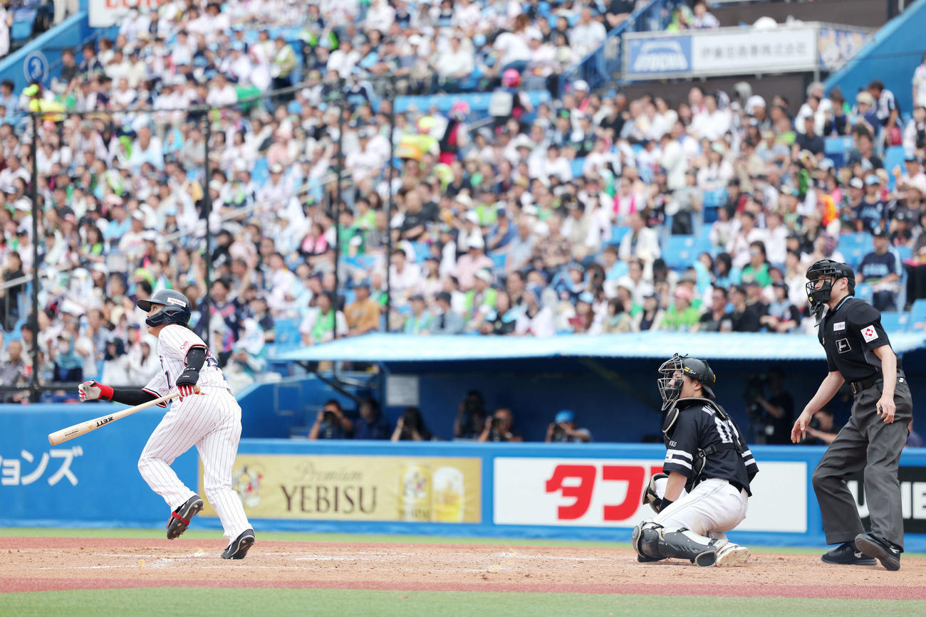 ヤクルト対ソフトバンク　5回裏ヤクルト1死二塁、左越え2点本塁打は放つ伊藤（撮影・河田真司）