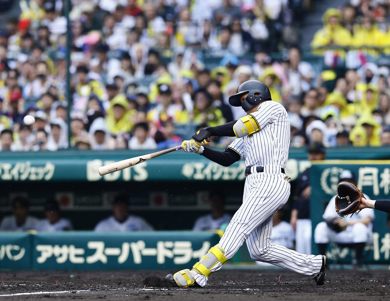 阪神対オリックス　3回裏阪神2死一、二塁、森下は左越えに3点本塁打を放つ（撮影・藤尾明華）