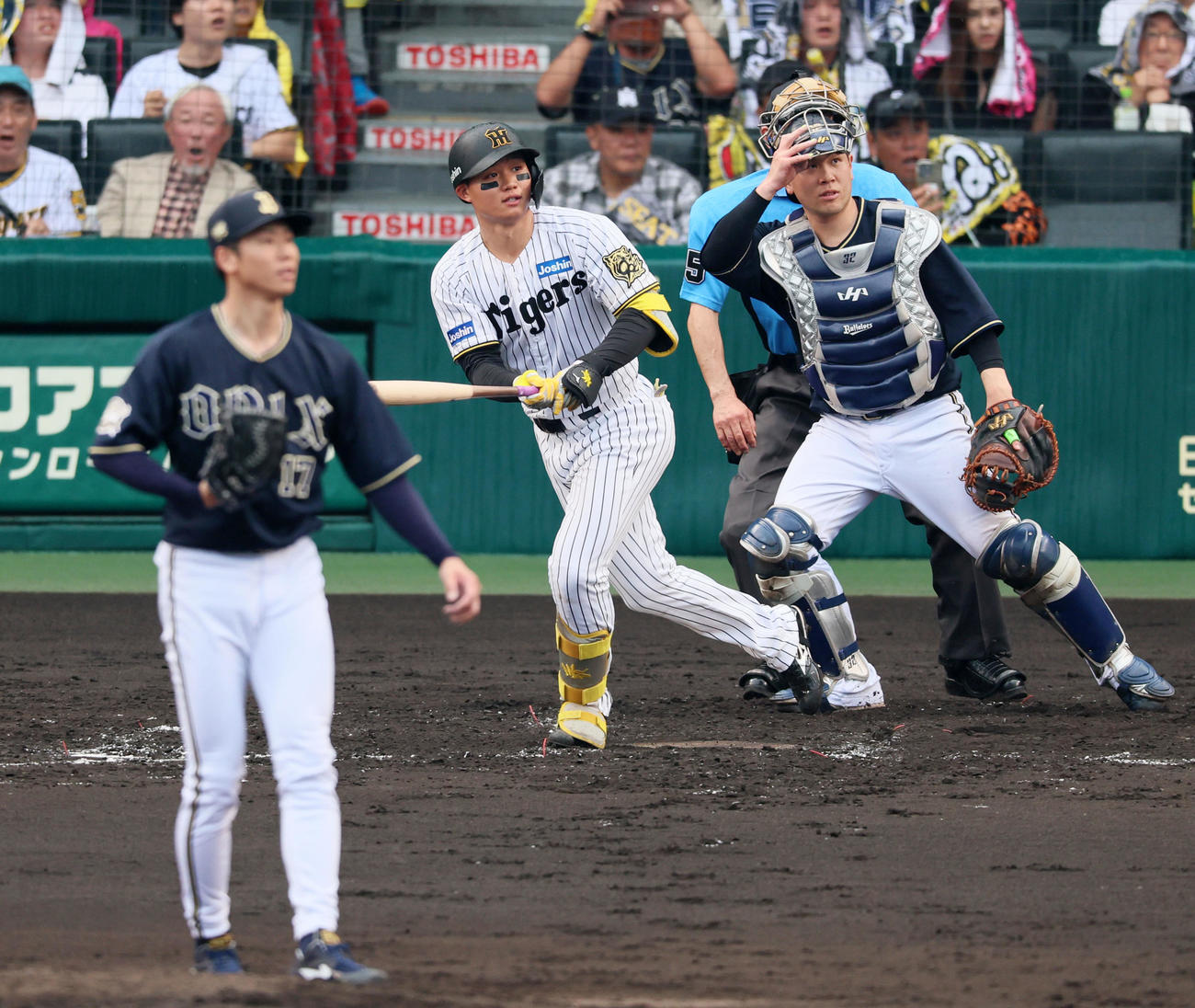 阪神対オリックス　3回裏阪神2死一、二塁、森下は左越え3点本塁打を放つ。投手曽谷（撮影・加藤哉）