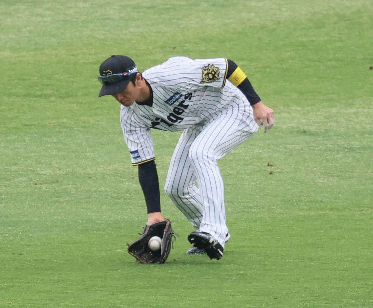 阪神対オリックス　4回表オリックス2死二塁、近本は小幡のグラブの下を抜けた頓宮の打球をはじく（撮影・宮崎幸一）