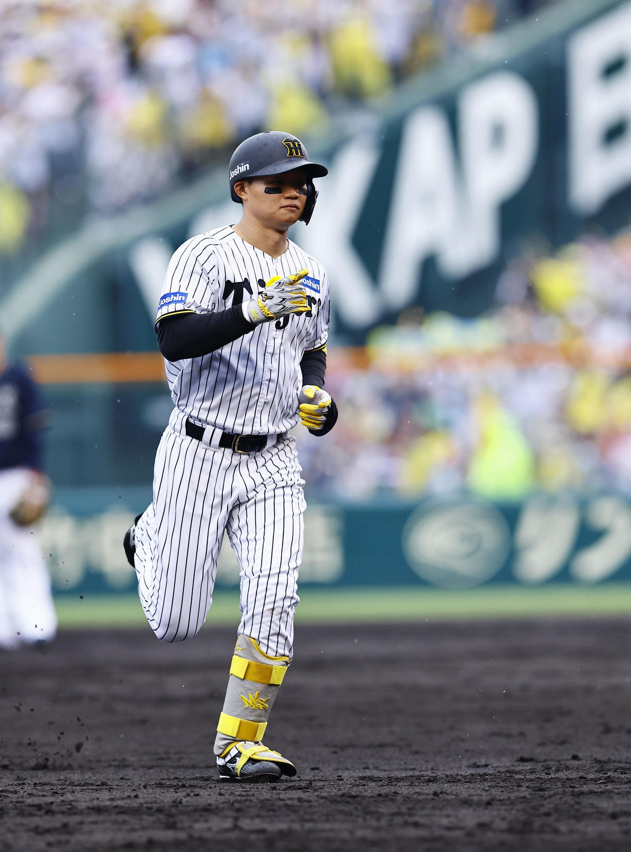 阪神対オリックス　3回裏阪神2死一、二塁、森下は3点本塁打を放ち、三塁へ向かう（撮影・藤尾明華）