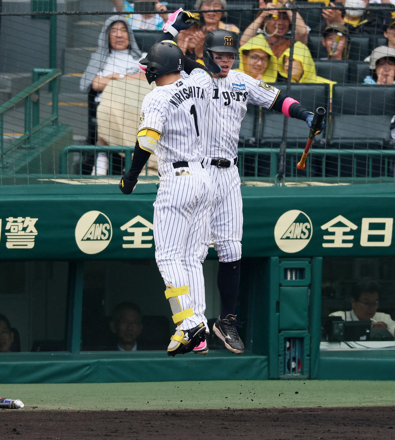 3点本塁打を放った森下とジャンプしてタッチする次打者の佐藤輝（撮影・加藤哉）