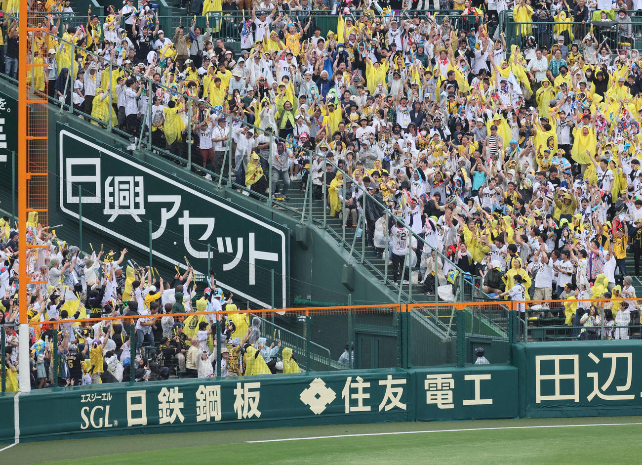 阪神対オリックス　3回裏阪神2死一、二塁、森下は左越え3点本塁打を放つ（撮影・宮崎幸一）