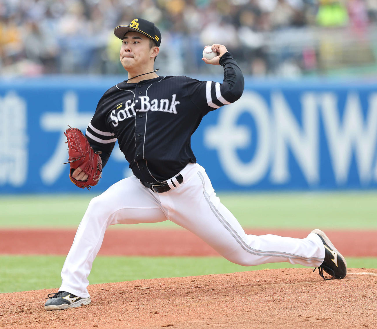 ヤクルト対ソフトバンク　2回裏、力投する松本晴（撮影・河田真司）