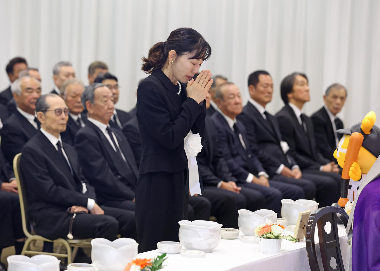 長嶋さんの告別式で祭壇に手を合わせる喪主の三奈さん（読売新聞社提供）