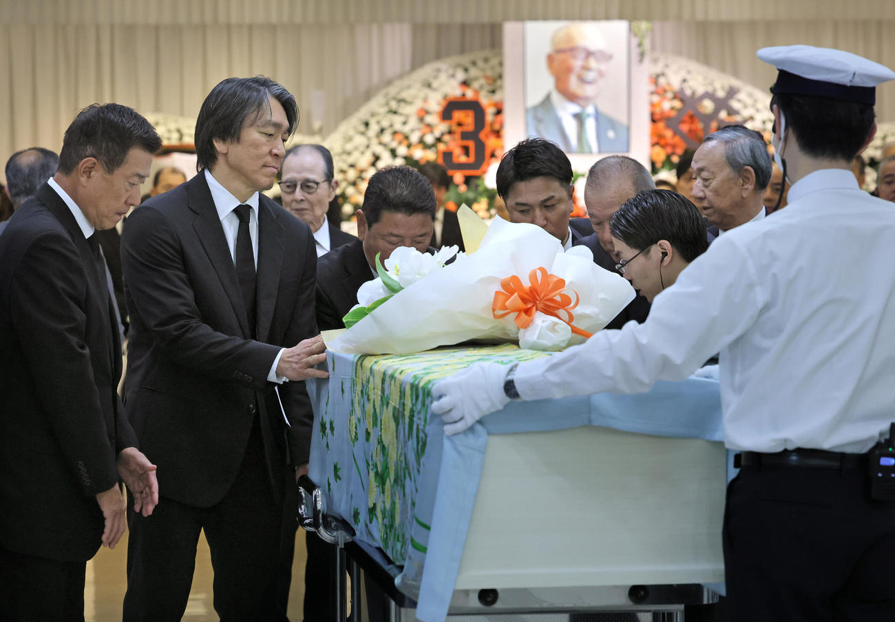 長嶋さんのひつぎを囲む左から原さん、松井さん、王さん、吉村さん、高橋さん、柴田さん、堀内さんら（読売新聞社提供）