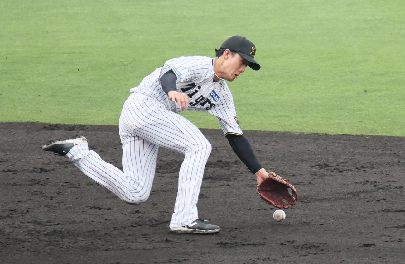 阪神対オリックス　4回表オリックス2死二塁、小幡は頓宮裕打球を追うがボールはグラブの下を抜ける（撮影・宮崎幸一）