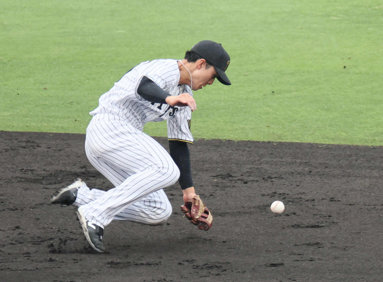 阪神対オリックス　4回表オリックス2死二塁、小幡は頓宮裕打球を追うがボールはグラブの下を抜ける（撮影・宮崎幸一）
