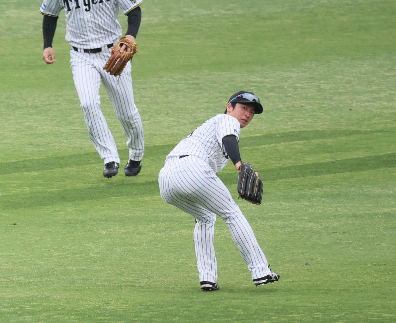 阪神対オリックス　4回表オリックス2死二塁、近本は小幡のグラブの下を抜けた頓宮の打球をはじく（撮影・宮崎幸一）