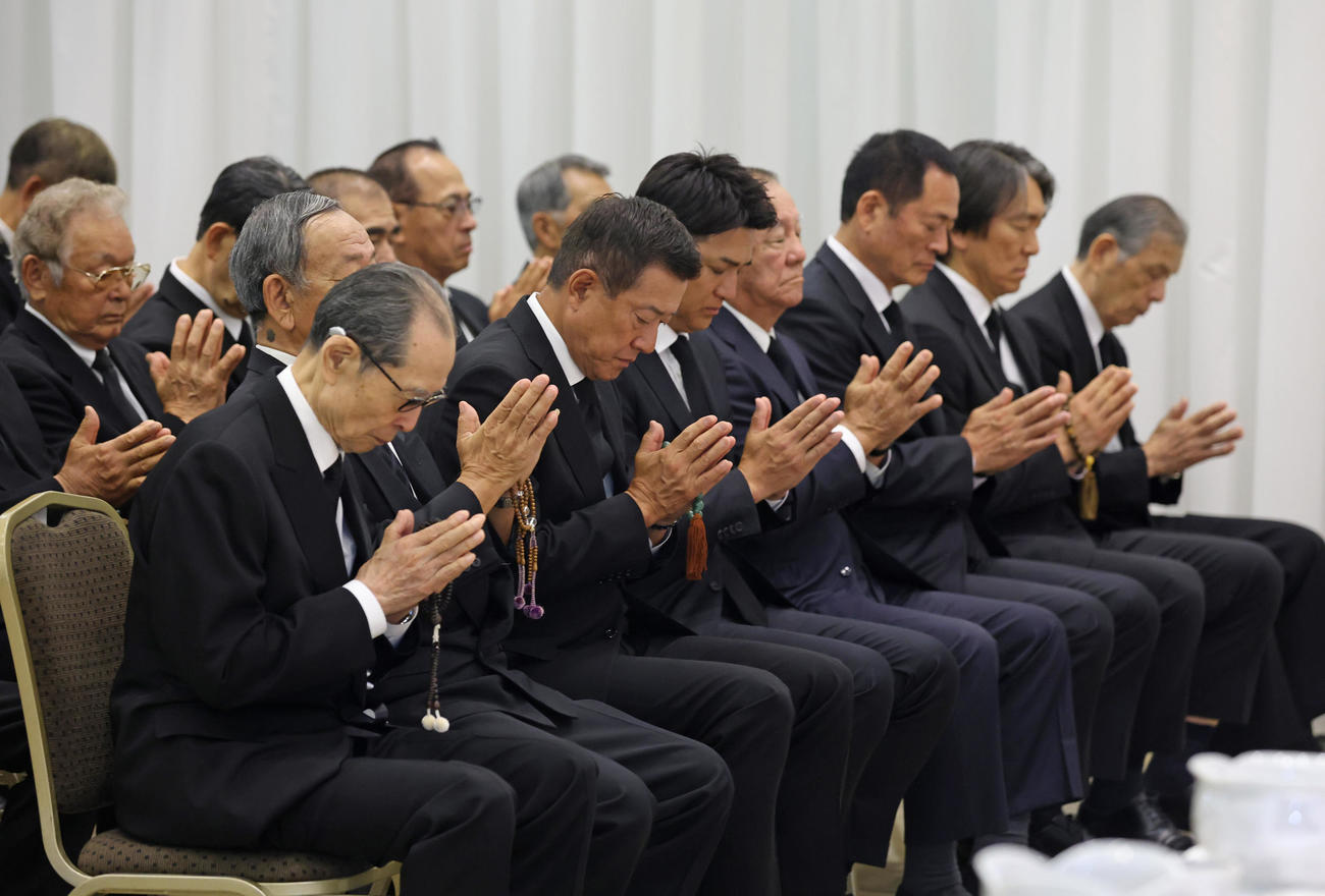 長嶋さんの告別式に参列する、手前左から王さん、原さん、高橋さん、柴田さん、中畑さん、松井さんら（読売新聞社提供）