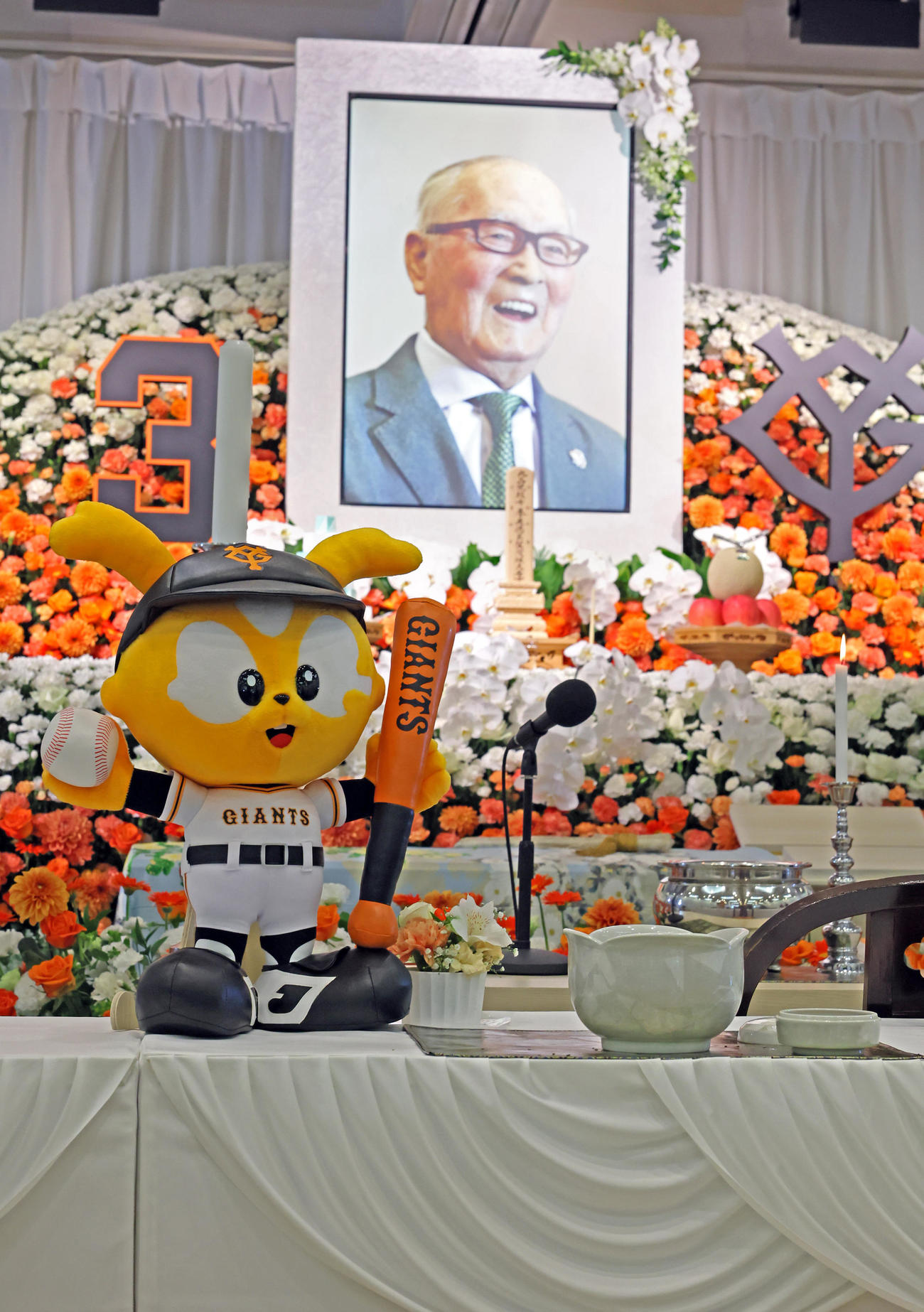 通夜・告別式で祭壇に飾られた長嶋さんの遺影（読売新聞社提供）