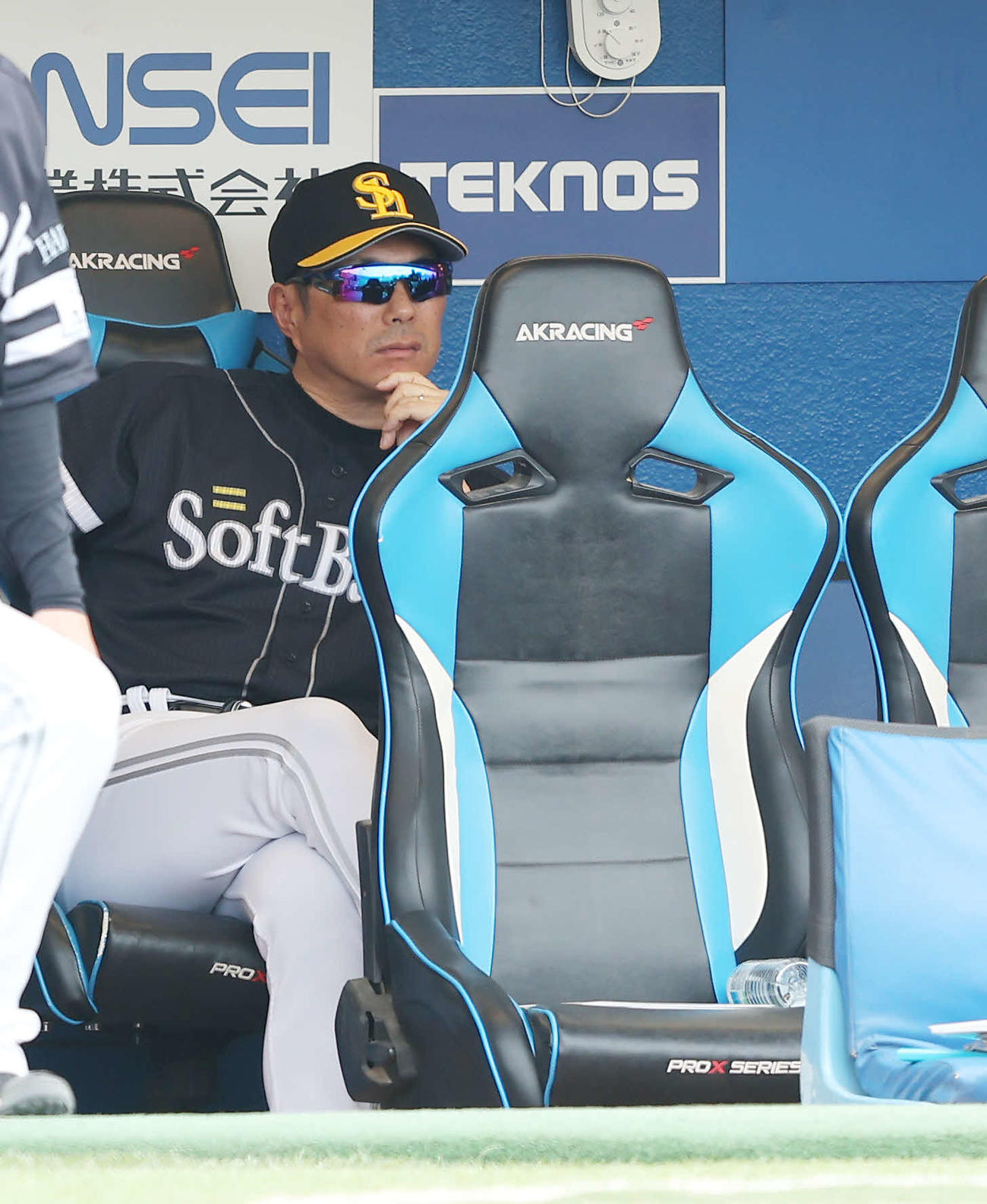 ヤクルト対ソフトバンク　2回裏、戦況を見守る小久保監督（撮影・河田真司）