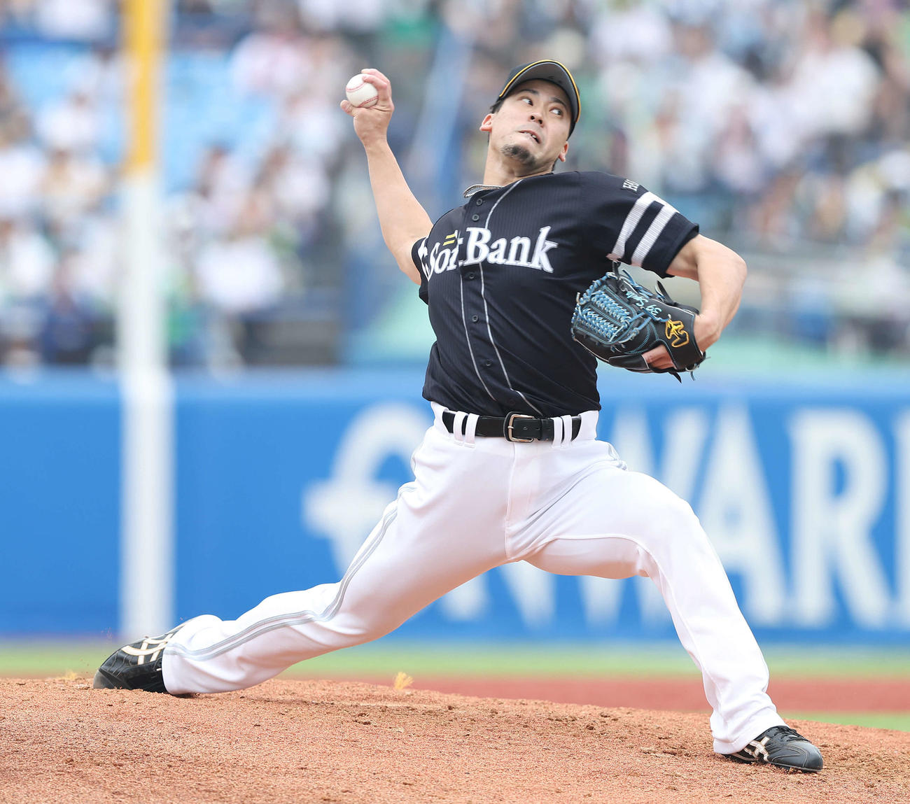 ヤクルト対ソフトバンク　6回裏、2番手で登板する尾形（撮影・河田真司）