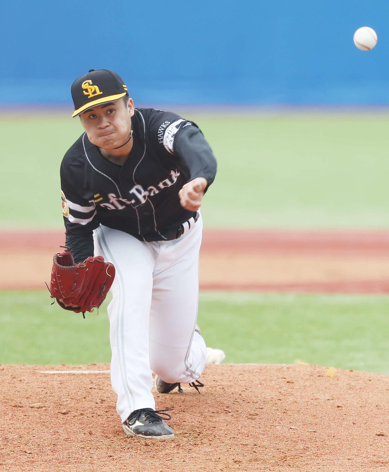 ヤクルト対ソフトバンク　2回裏、力投する松本晴（撮影・河田真司）