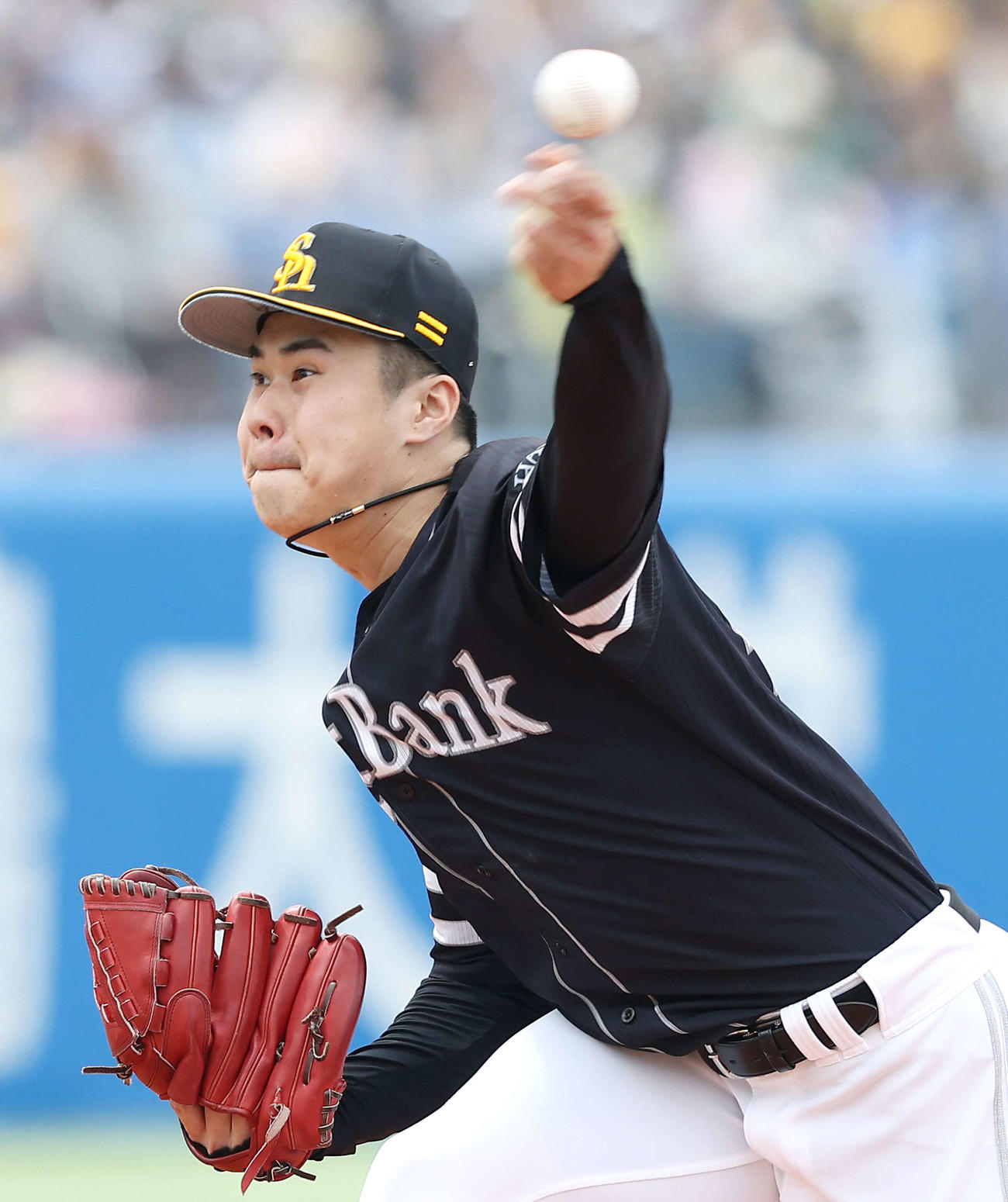 ヤクルト対ソフトバンク　2回裏、力投する松本晴（撮影・河田真司）