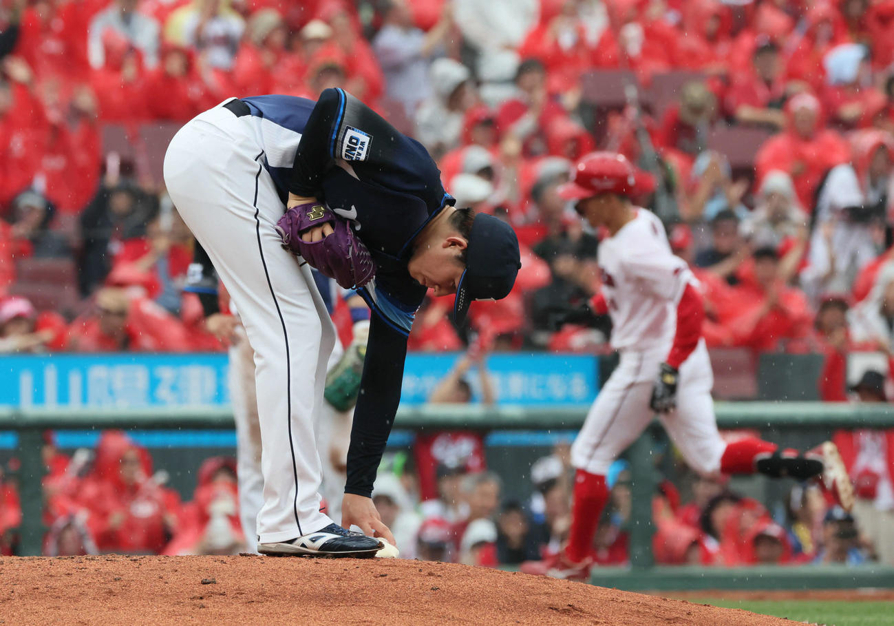 広島対西武　4回裏広島2死二塁、矢野に右越え2点本塁打を浴びた武内（撮影・加藤孝規）