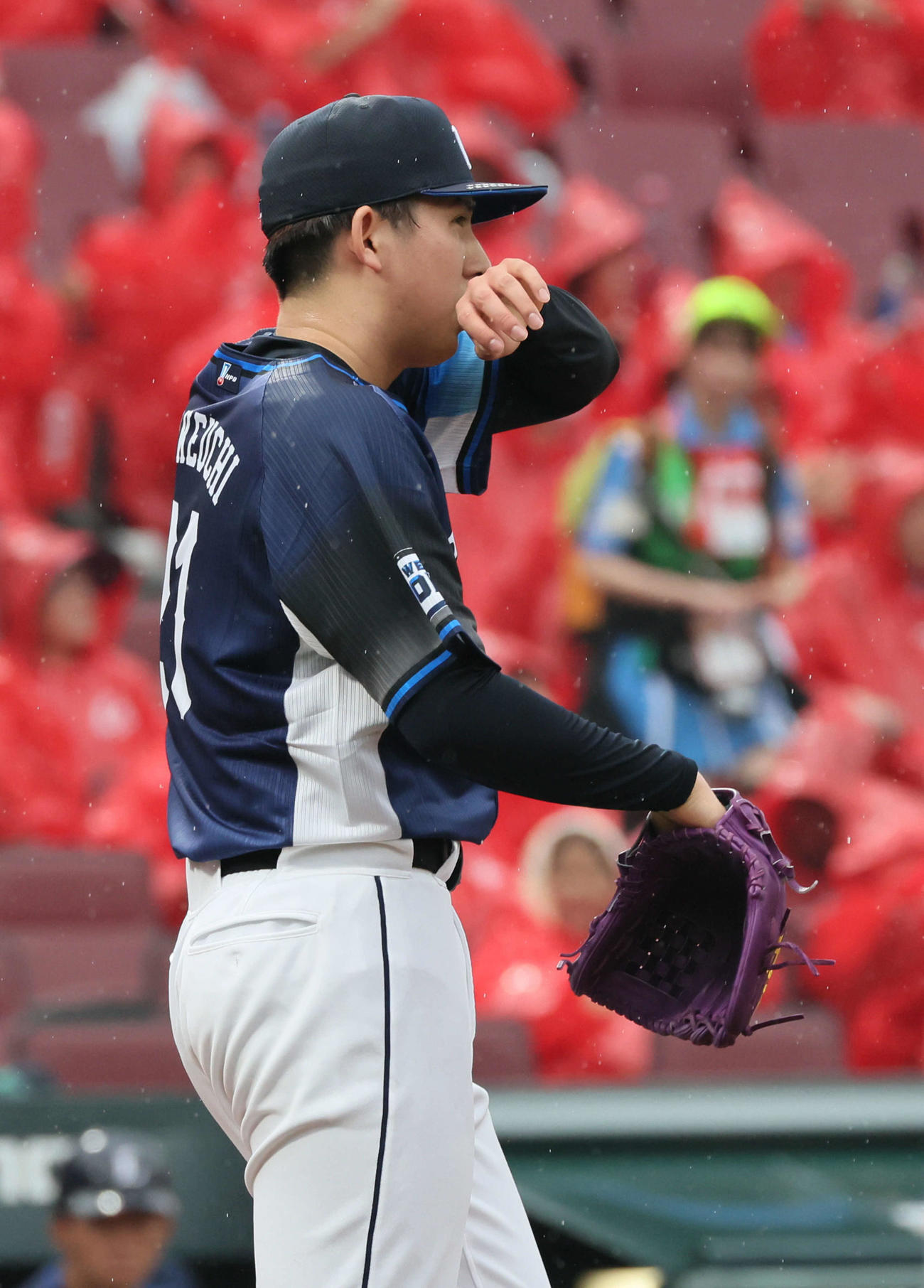 広島対西武　5回裏広島無死一、三塁、ファビアンに左2点適時打を浴びた武内（撮影・加藤孝規）