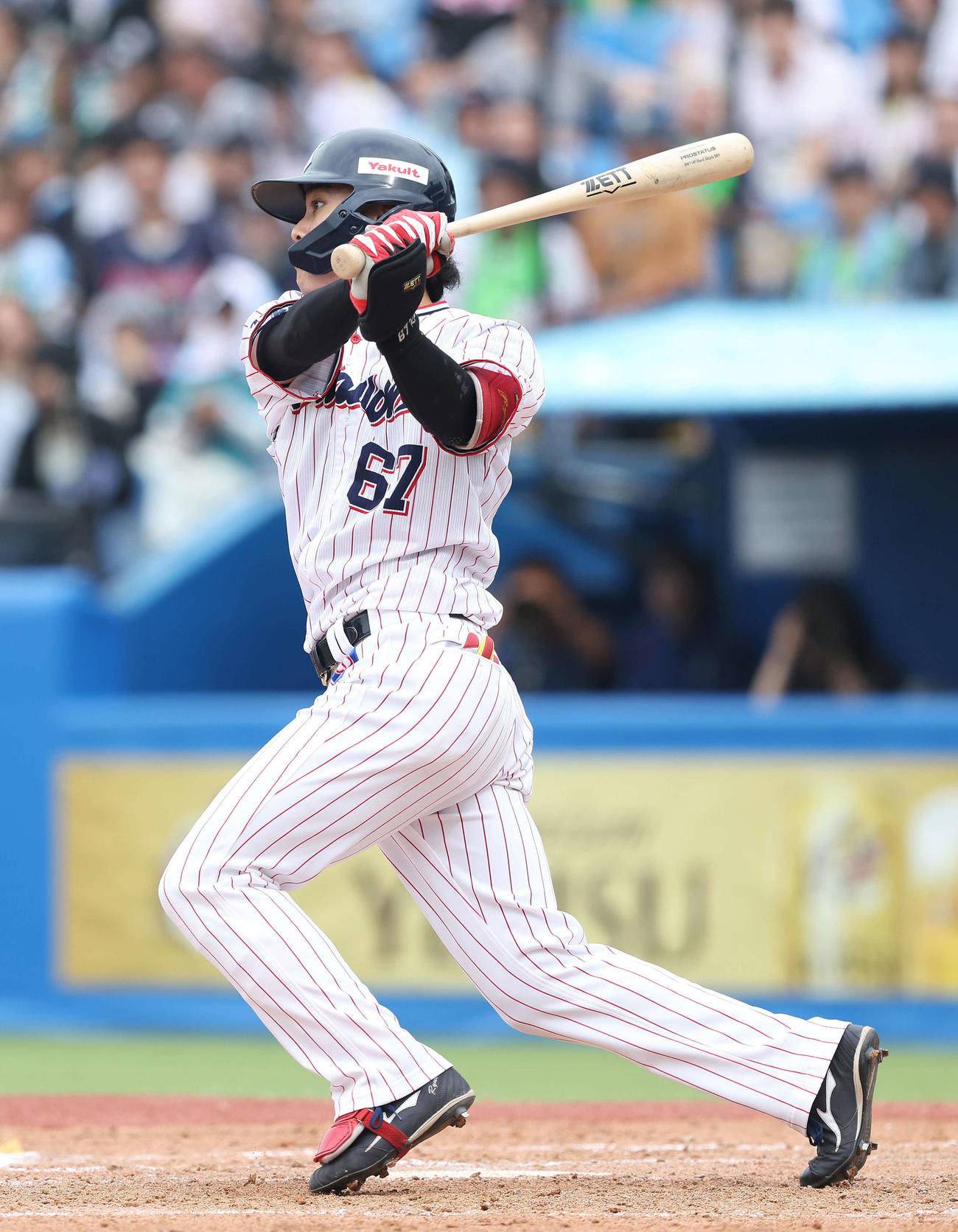 ヤクルト対ソフトバンク　5回裏ヤクルト1死二塁、左越え2点本塁打を放つ伊藤（撮影・河田真司）