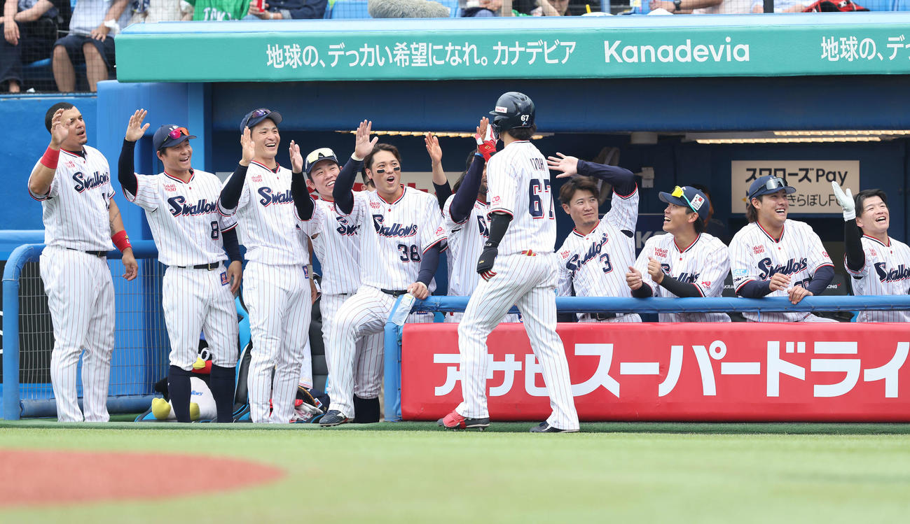 ヤクルト対ソフトバンク　5回裏ヤクルト1死二塁、左越え2点本塁打で生還する伊藤（中央）を迎えるチームメート（撮影・河田真司）