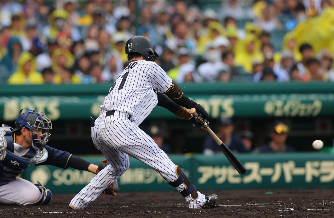 阪神対オリックス　3回裏阪神2死一、二塁、中野は左前適時打を放つ（撮影・上山淳一）