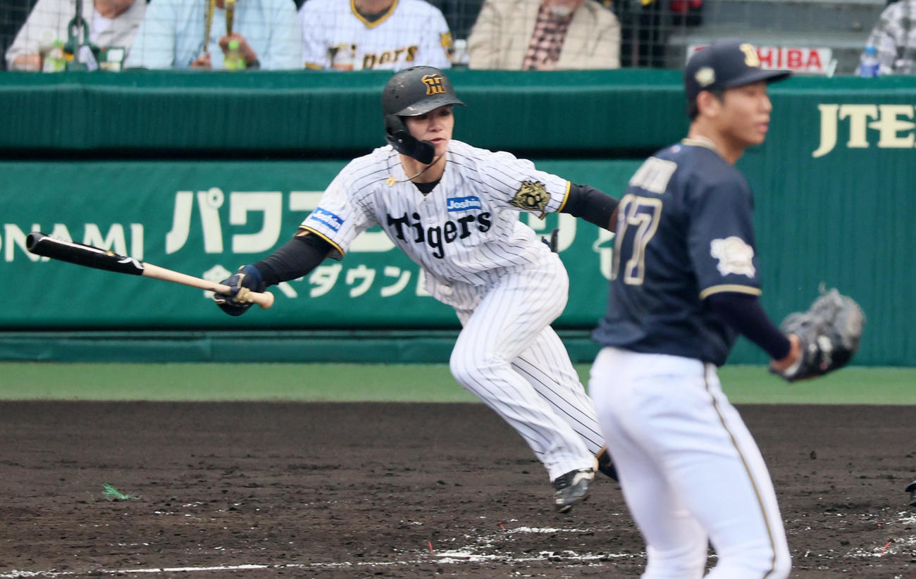 阪神対オリックス　3回裏阪神2死一、二塁、中野は左前適時打を放つ。投手曽谷（撮影・加藤哉）
