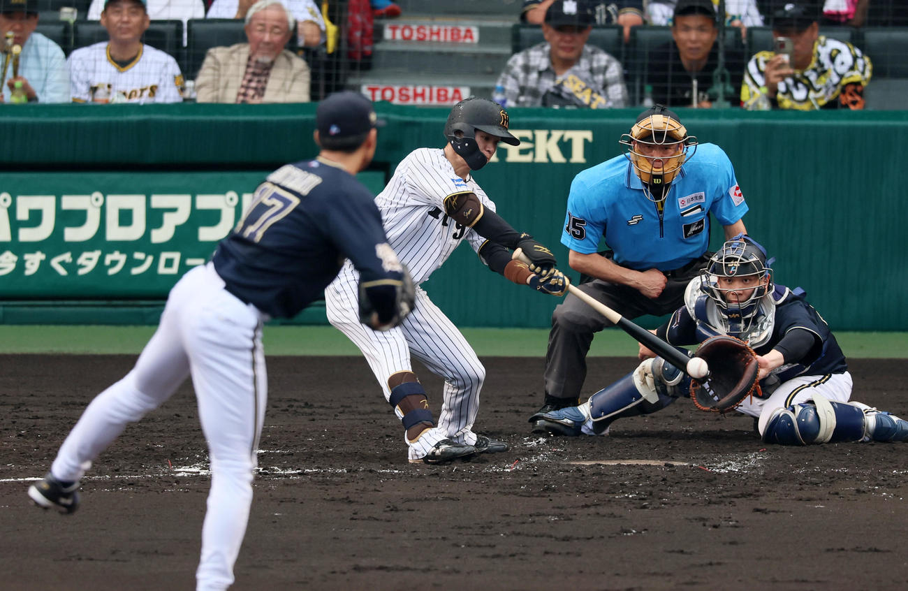 阪神対オリックス　3回裏阪神2死一、二塁、中野は左前適時打を放つ。投手曽谷（撮影・加藤哉）