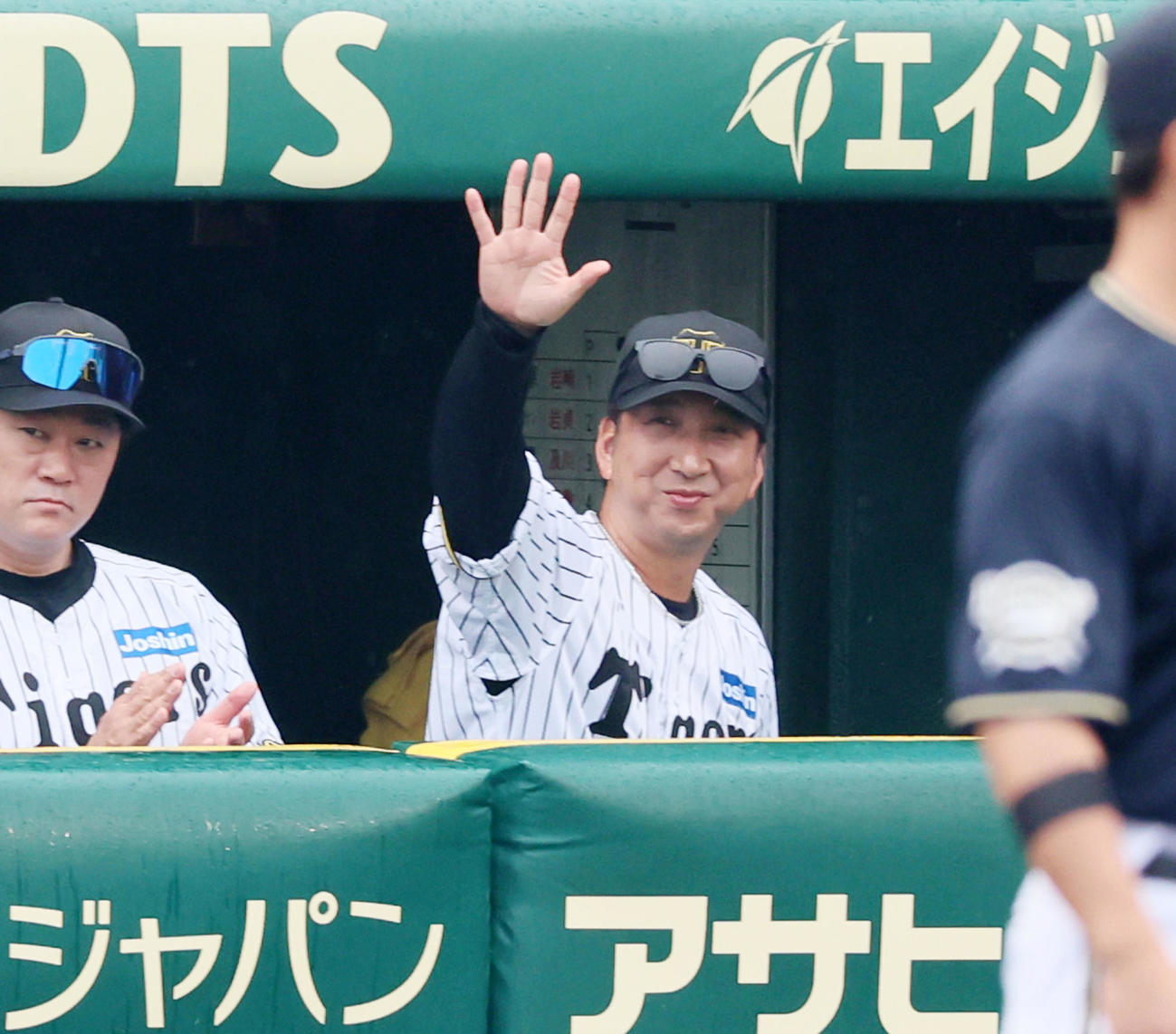 阪神対オリックス　3回裏阪神2死一、二塁、左前適時打を放った中野に向かって手を上げる藤川監督（撮影・加藤哉）
