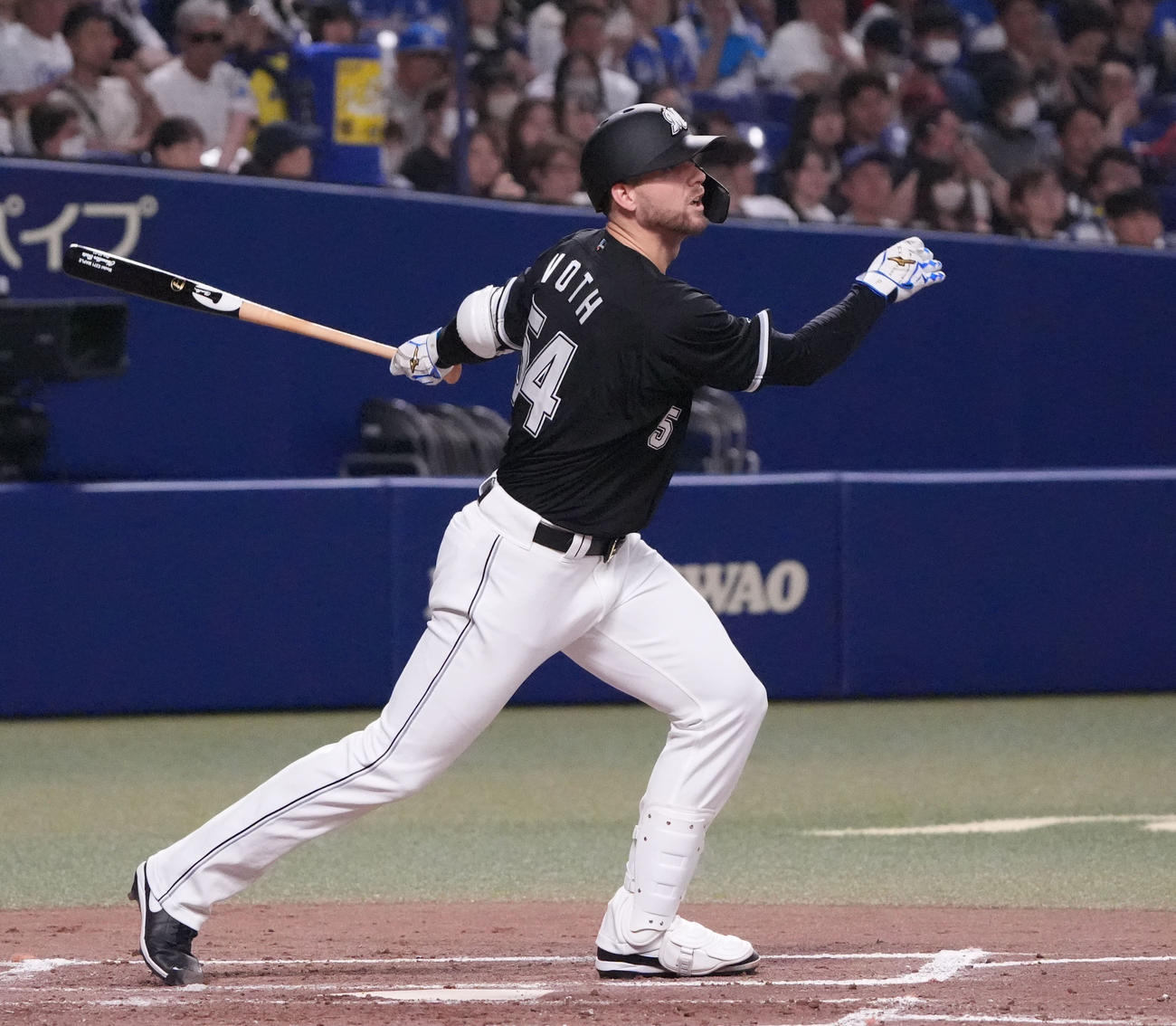中日対ロッテ　5回表ロッテ1死一塁、右前打を放つボス（撮影・森本幸一）