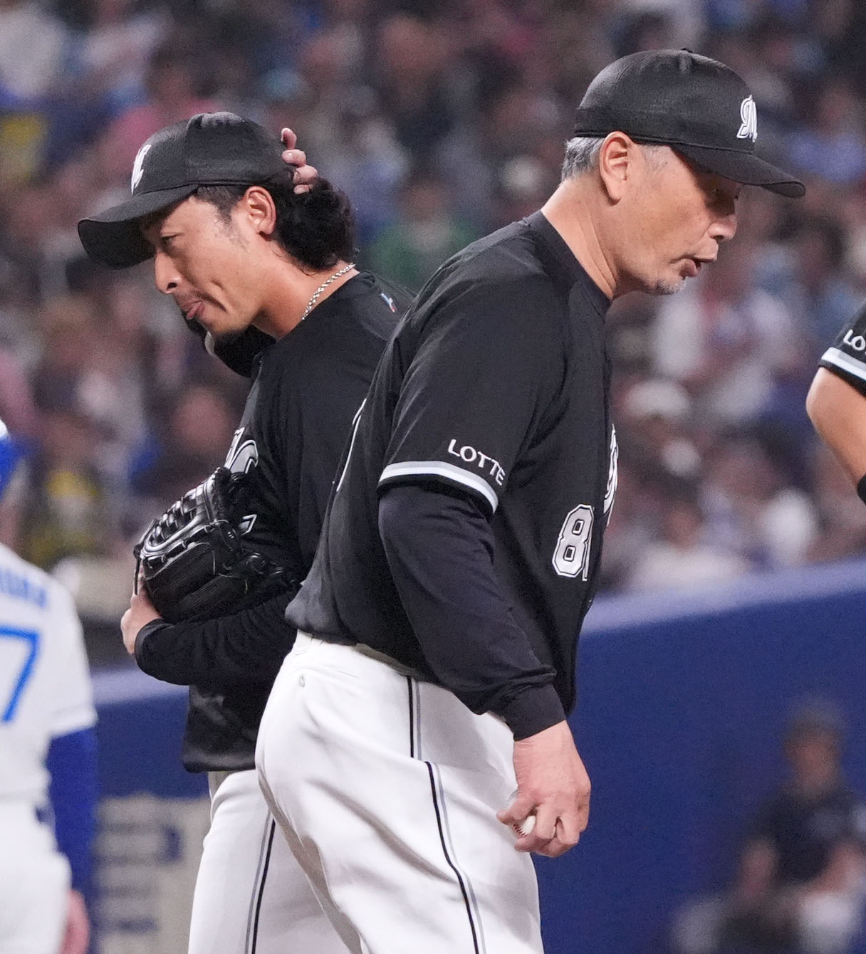中日対ロッテ　7回裏中日1死満塁、マウンドを降りる坂本（左）右は吉井監督（撮影・森本幸一）