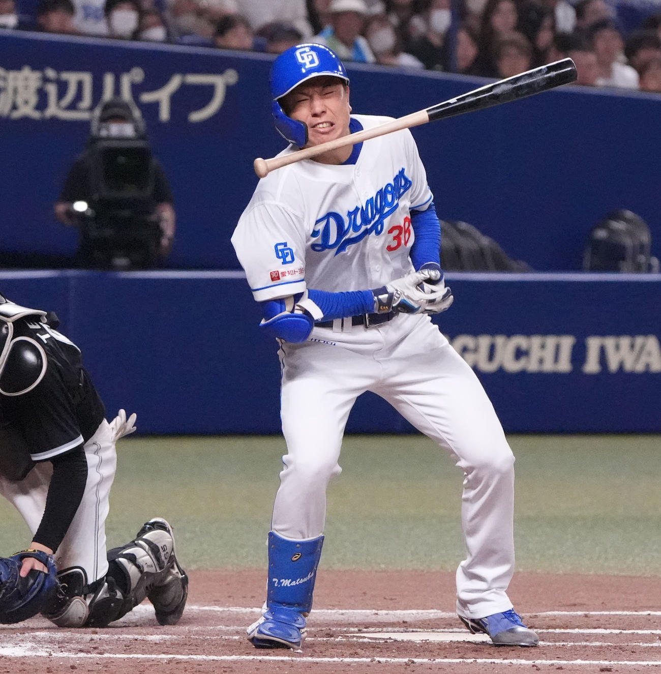 中日対ロッテ　7回裏中日1死一塁、死球を受ける松葉（撮影・森本幸一）