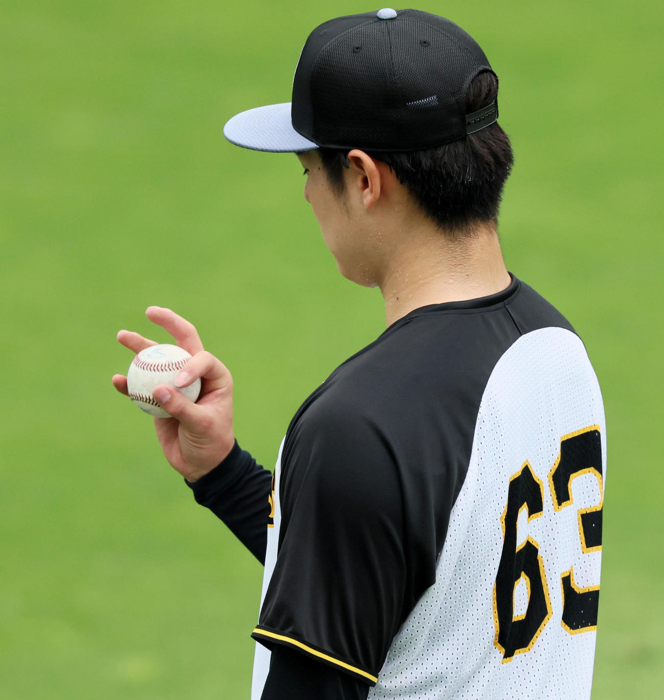 阪神対オリックス　キャッチボールでチェンジアップの握りを作る石黒（撮影・加藤哉）