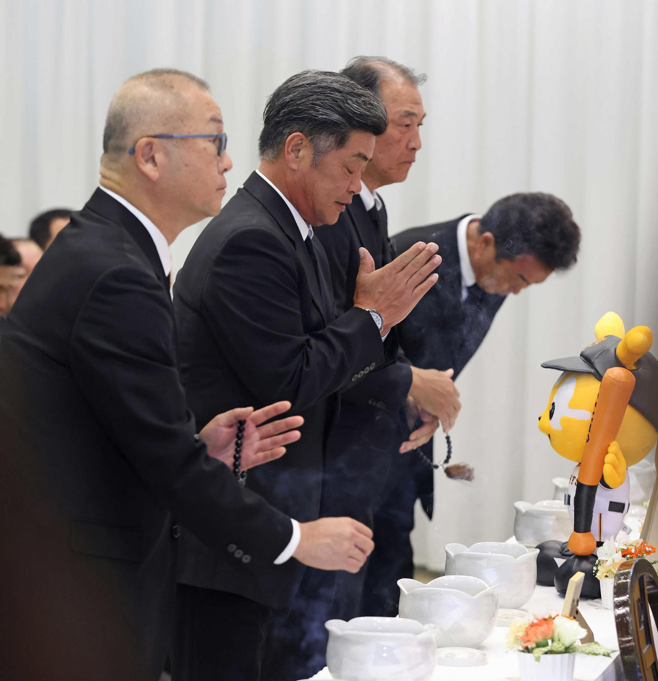 長嶋さんの告別式に参列する工藤さん（中央）と村田さん（右から2人目）ら（読売新聞社提供）