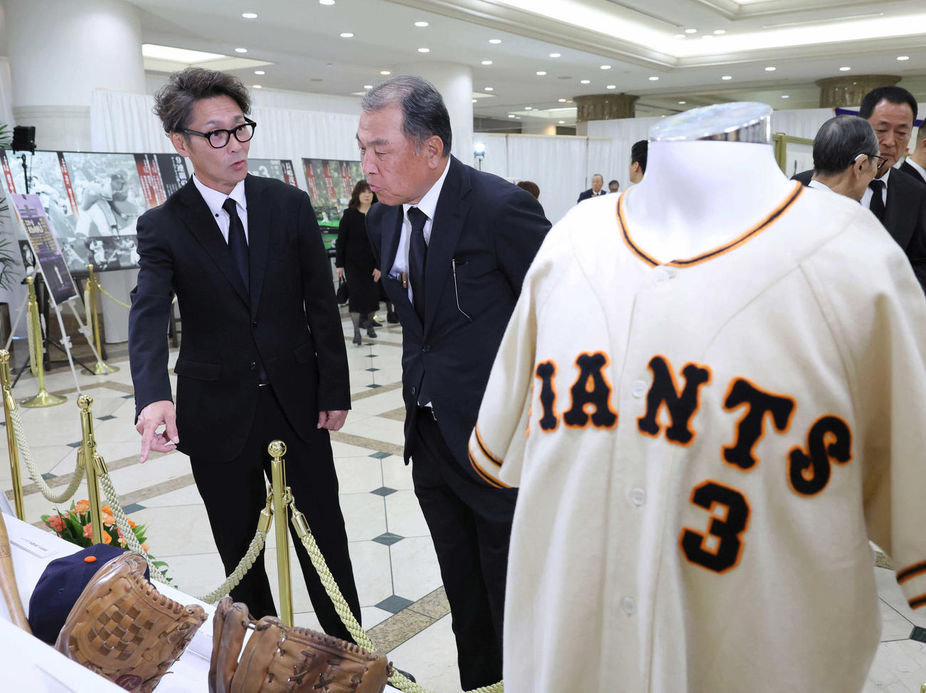 7日、長嶋さんの通夜・告別式の会場に設けられたゆかりの品を見る元木さん（左）、村田さんら（読売新聞社提供）