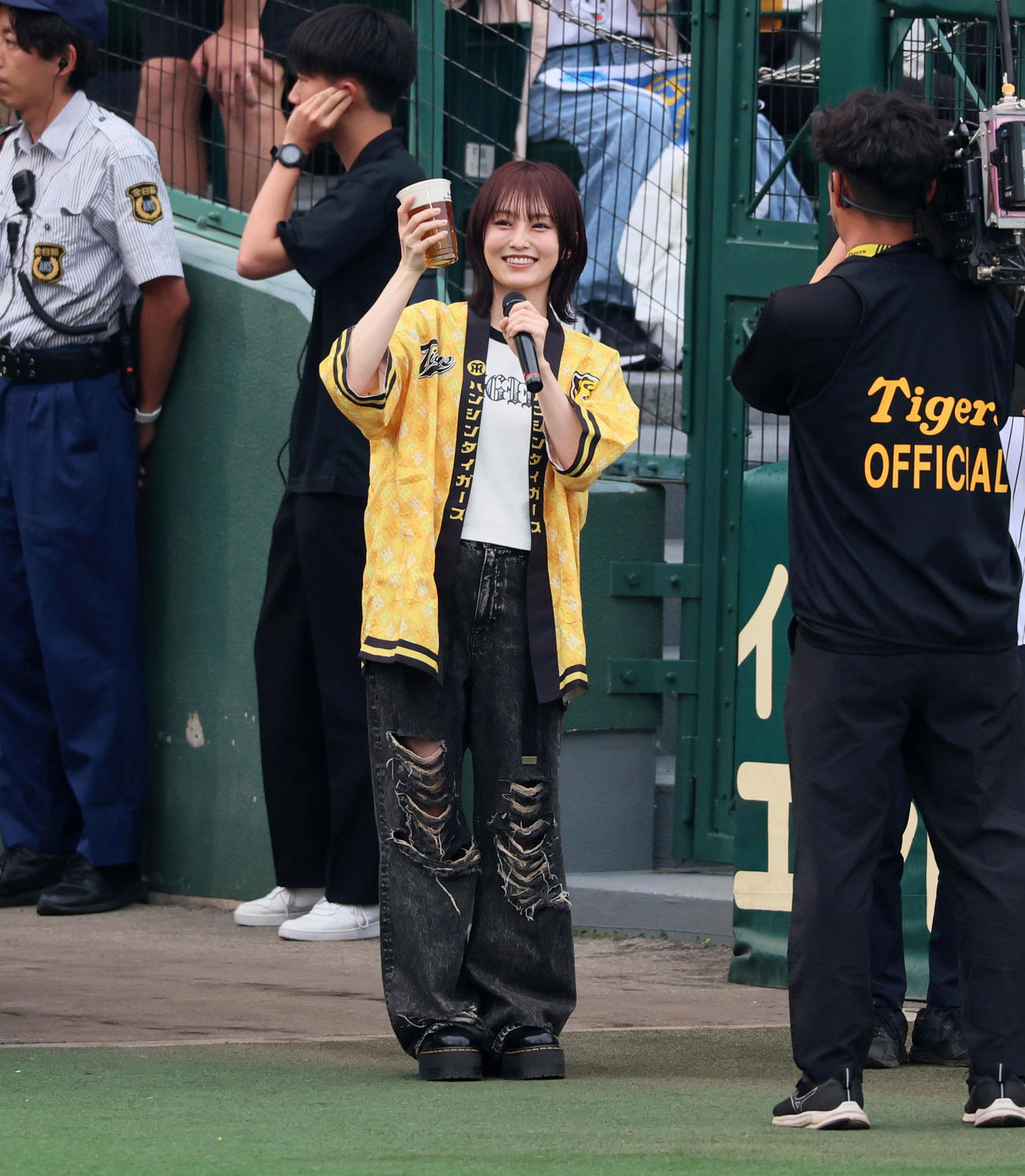 「乾杯プレゼンター」の山本彩が登場（撮影・加藤哉）