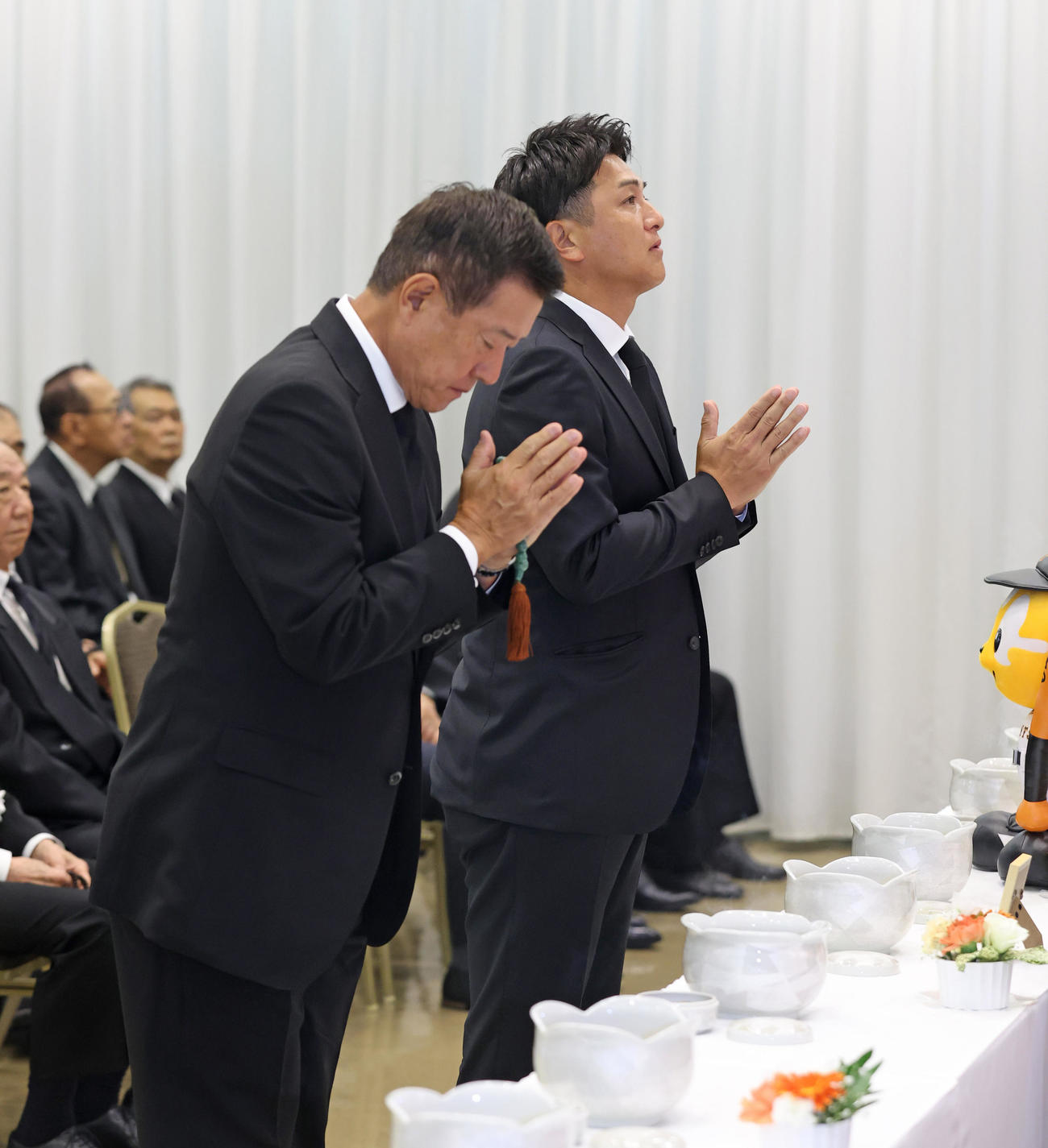 長嶋さんの告別式に参列した原さん（左）と高橋さん（読売新聞社提供）
