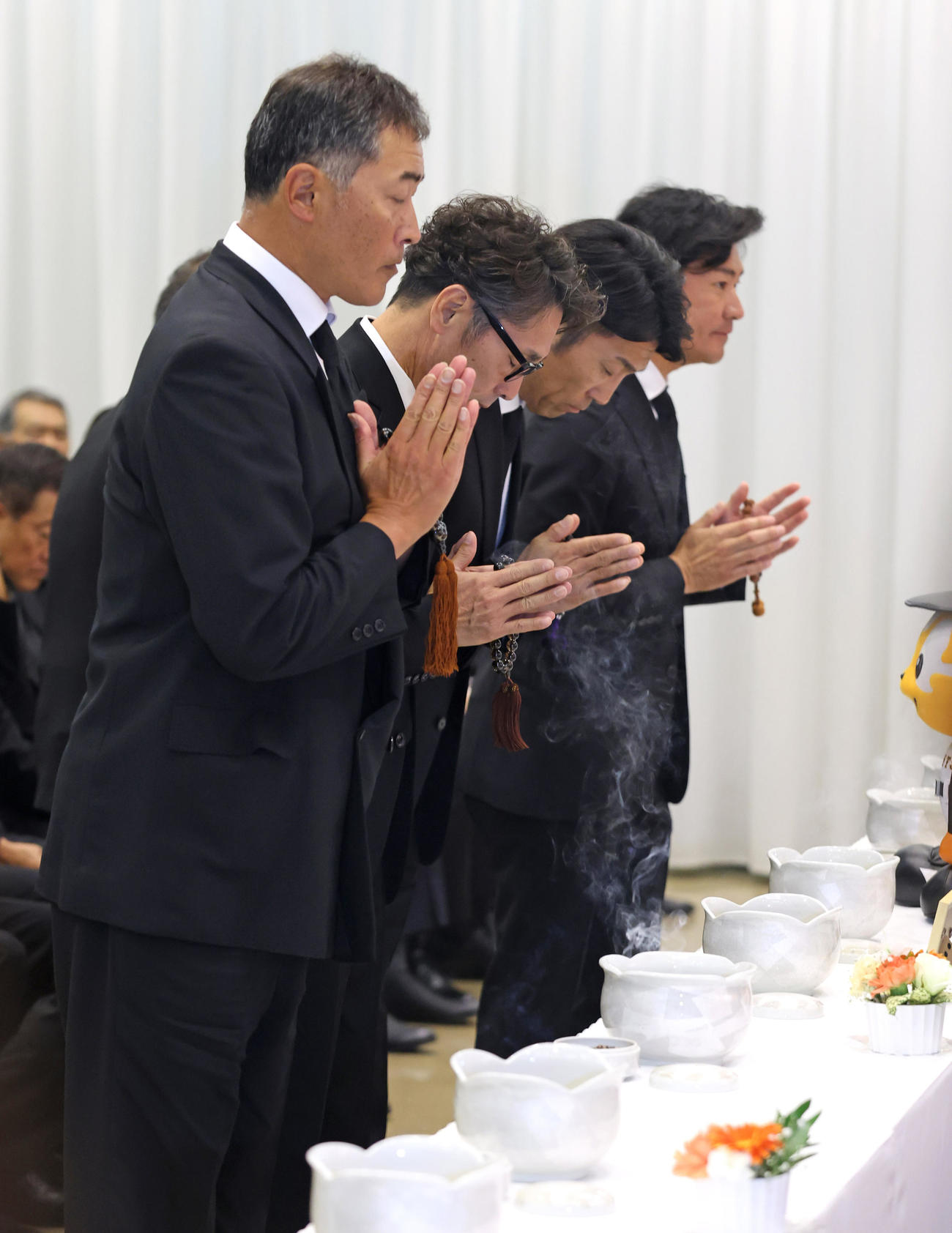 長嶋さんの告別式に参列した右から高橋尚成さん、清水さん、元木さんら（8日午前10時20分、都内で）（読売新聞社提供）