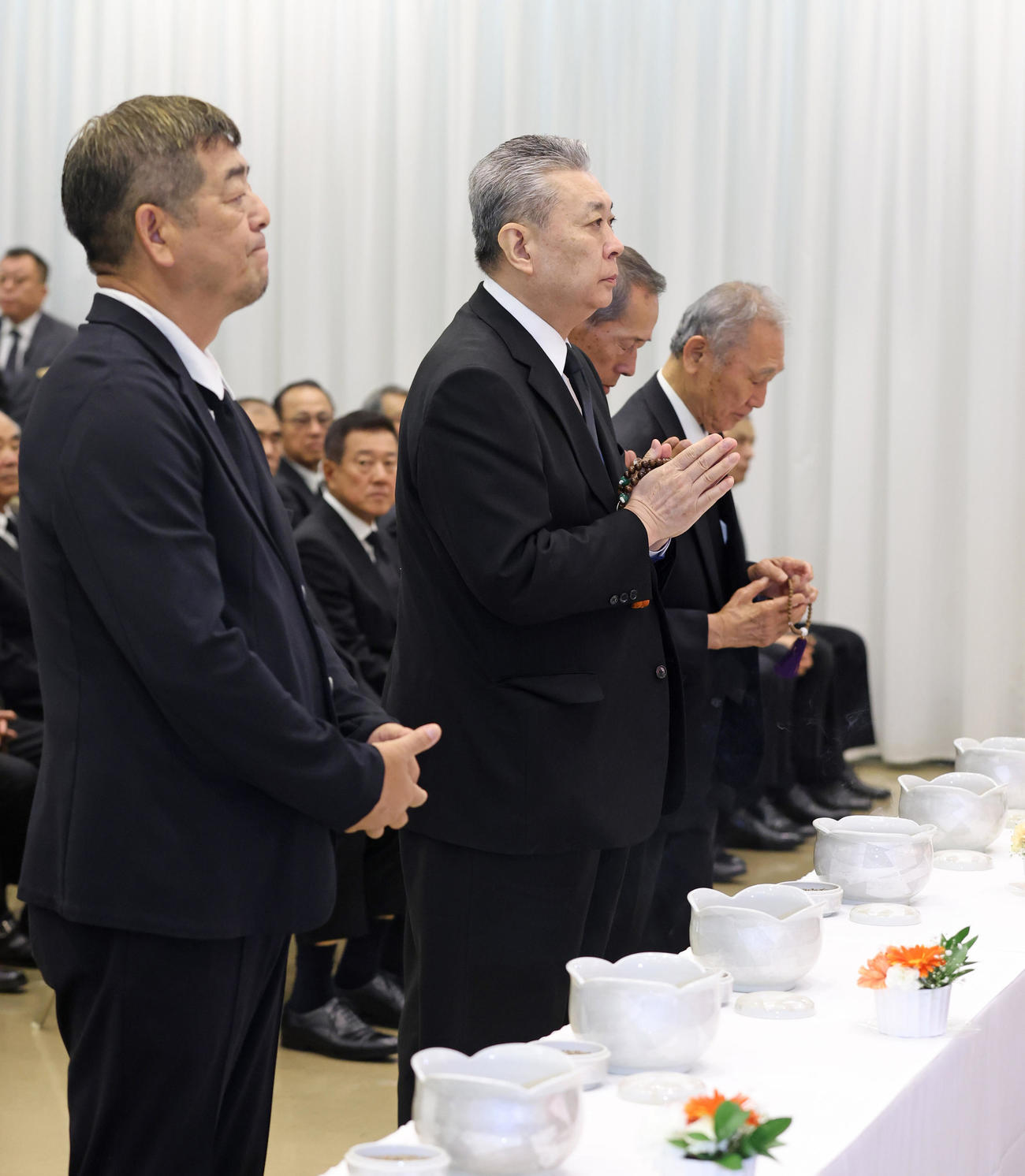 長嶋さんの告別式に参列する江川さん（中央）、角さん（左）ら（読売新聞社提供）