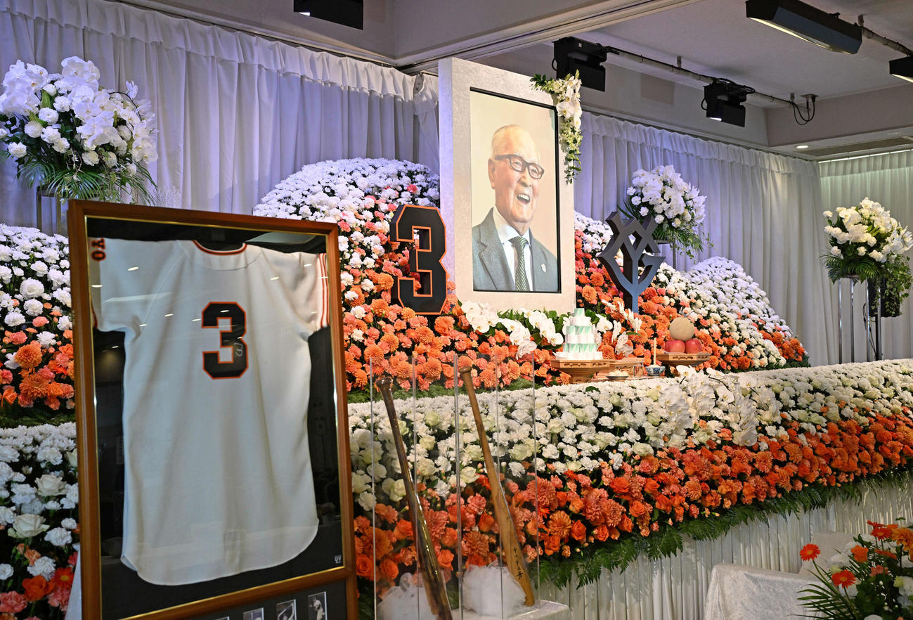 通夜・告別式の会場に設けられた長嶋さんの祭壇（読売新聞社提供）