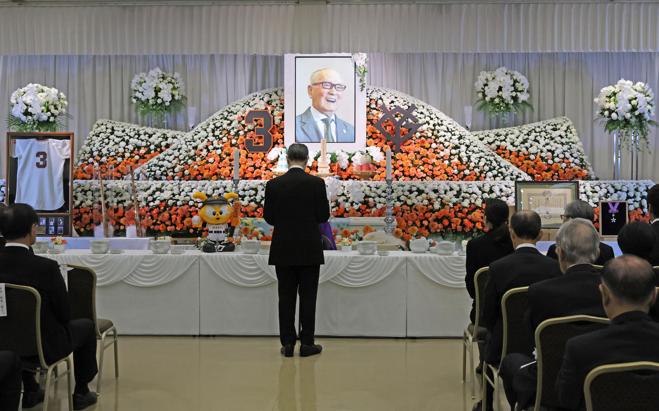 告別式で長嶋さんの遺影が飾られた祭壇（読売新聞社提供）