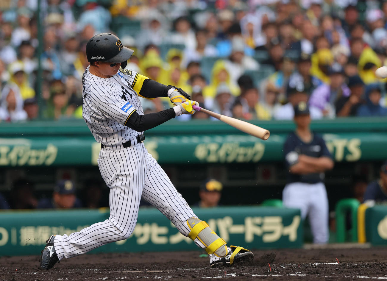 阪神対オリックス　3回裏阪神2死一、二塁、森下は左越え3点本塁打を放つ（撮影・上山淳一）