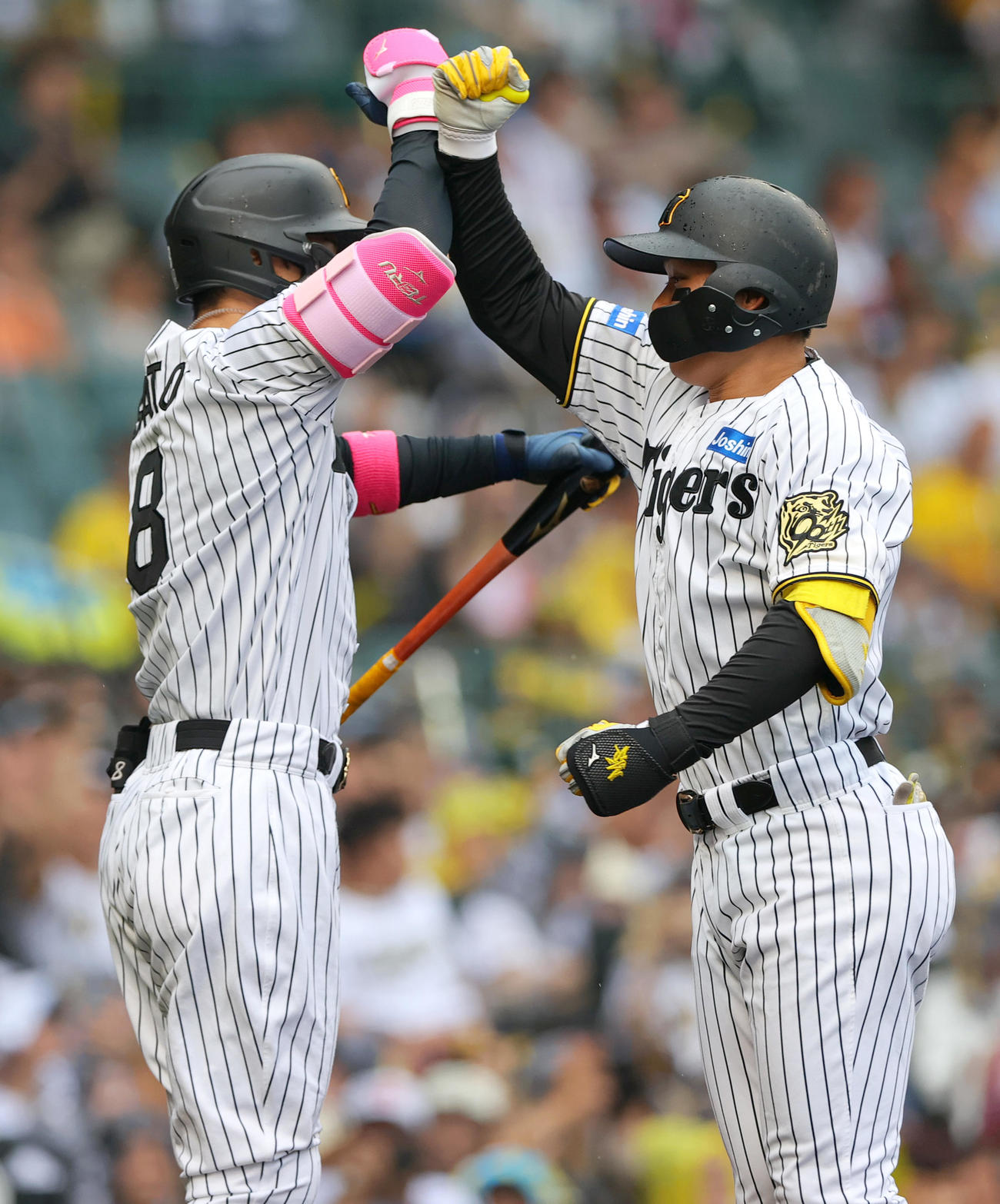 阪神対オリックス　3回裏阪神2死一、二塁、森下（右）は左越え3点本塁打を放ち生還する（撮影・上山淳一）