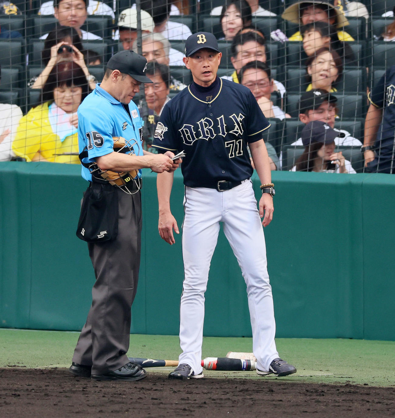 阪神対オリックス　8回裏を前に選手交代を告げる岸田監督（撮影・加藤哉）