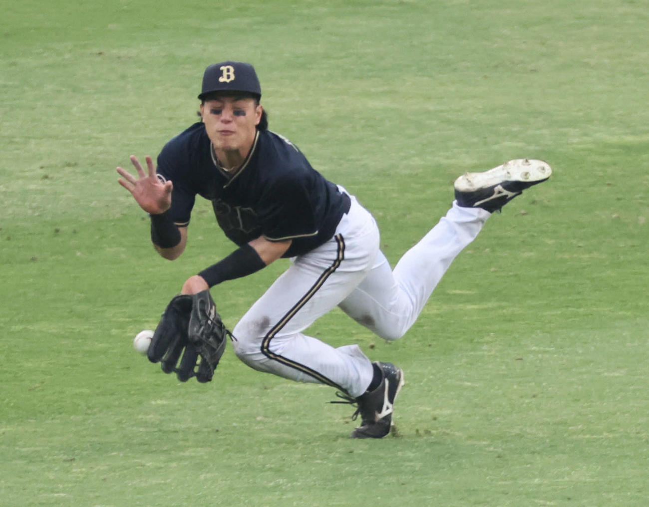 阪神対オリックス　7回裏阪神2死、麦谷は坂本の中前打を後逸して三塁まで進塁を許す（撮影・宮崎幸一）