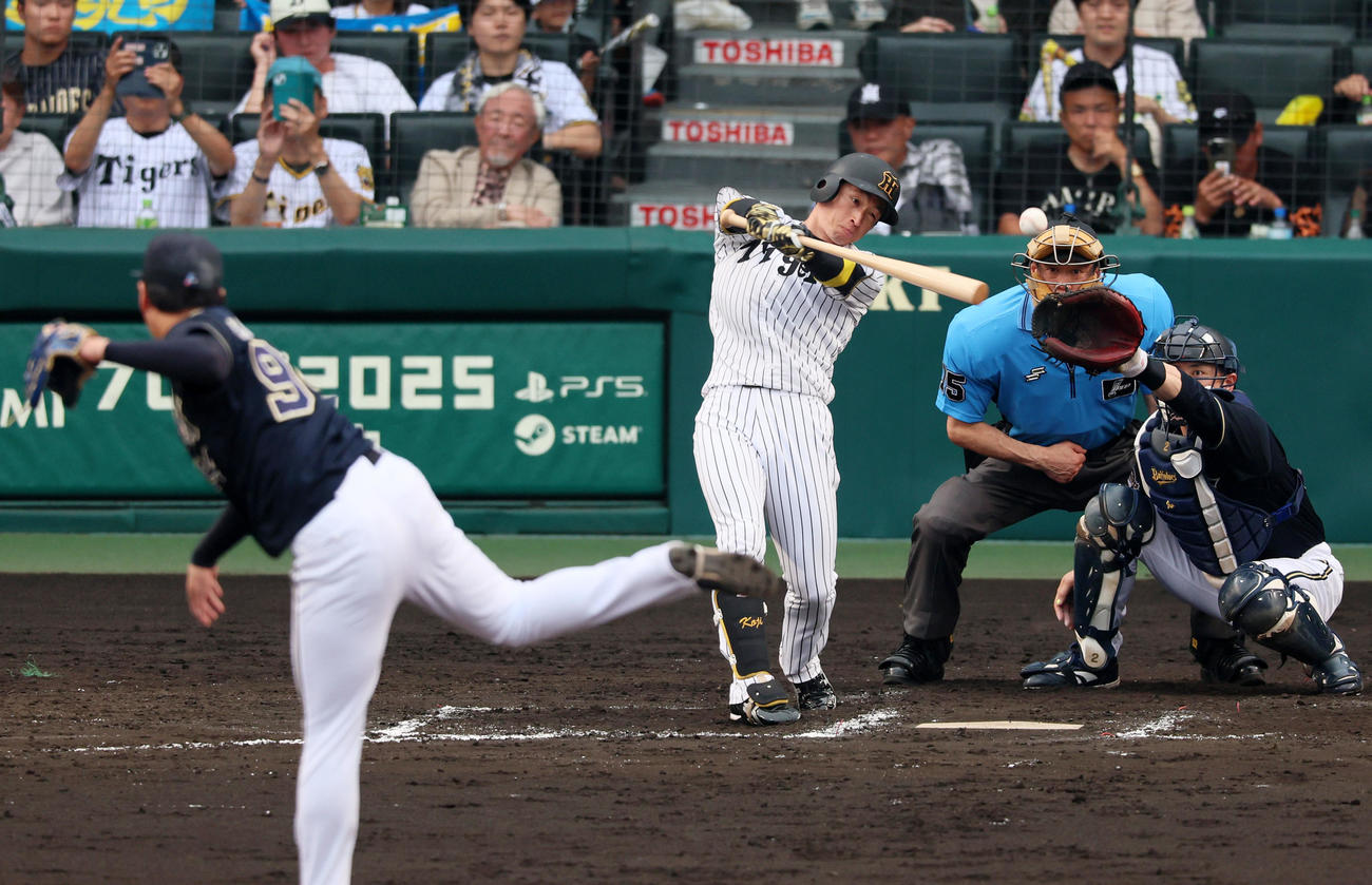阪神対オリックス　8回裏阪神無死一塁、　近本は中前打を放つ。投手川瀬（撮影・加藤哉）