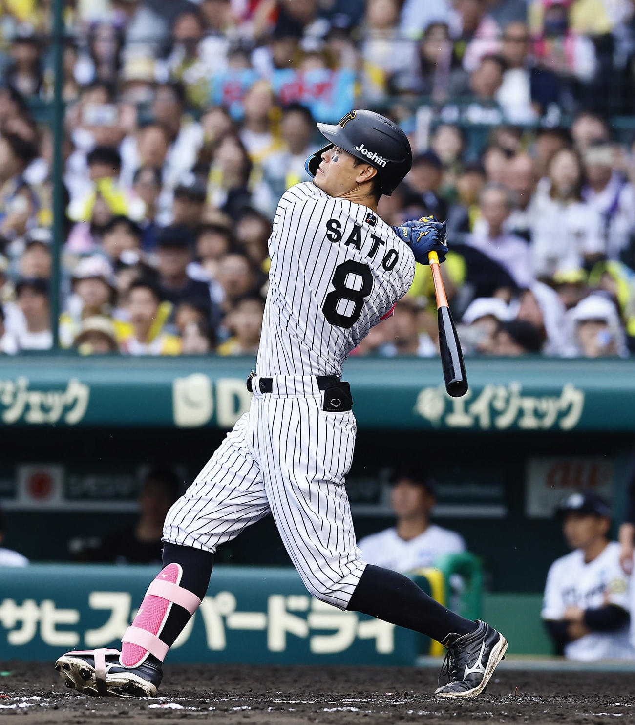 阪神対オリックス　8回裏阪神1死満塁、佐藤輝は右越えに満塁本塁打を放つ（撮影・藤尾明華）
