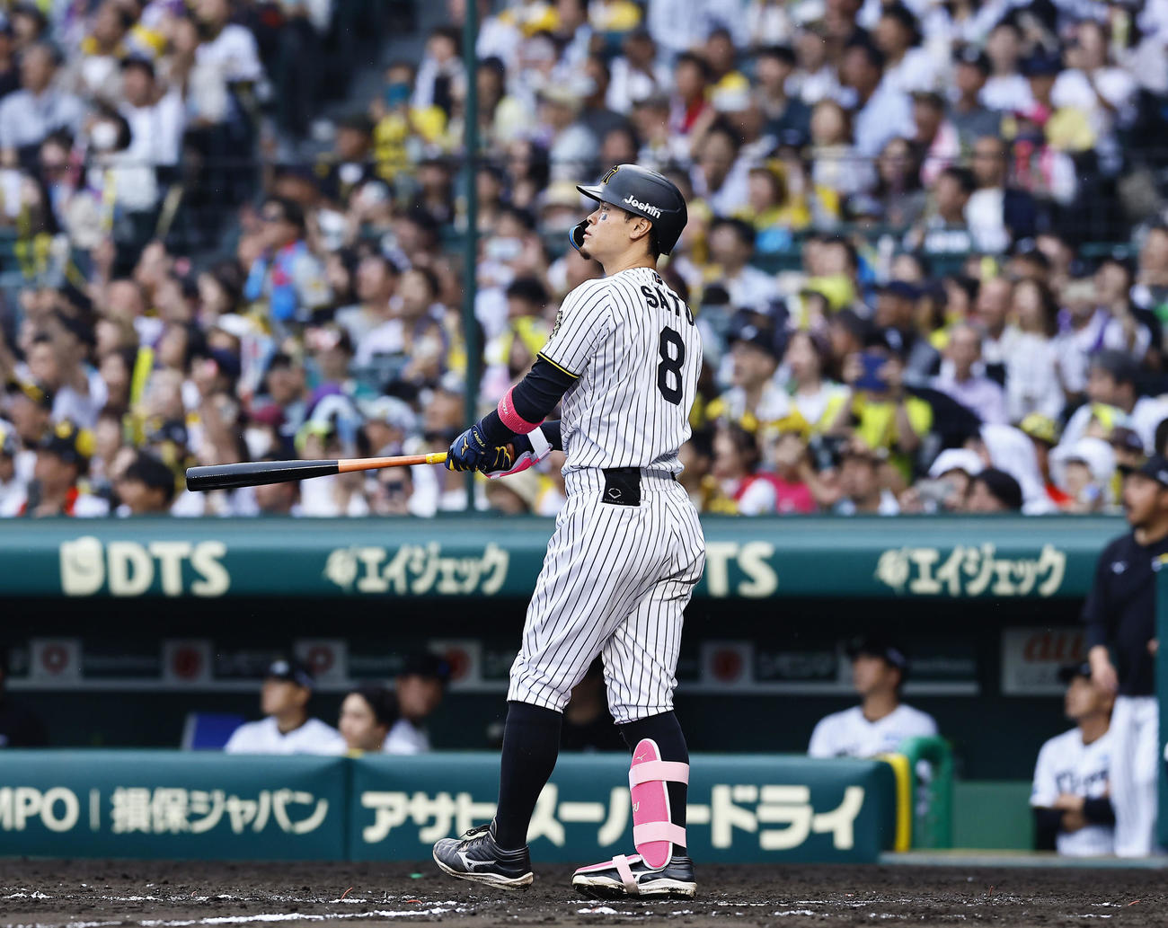阪神対オリックス　8回裏阪神1死満塁、佐藤輝は右越えに満塁本塁打を放つ（撮影・藤尾明華）