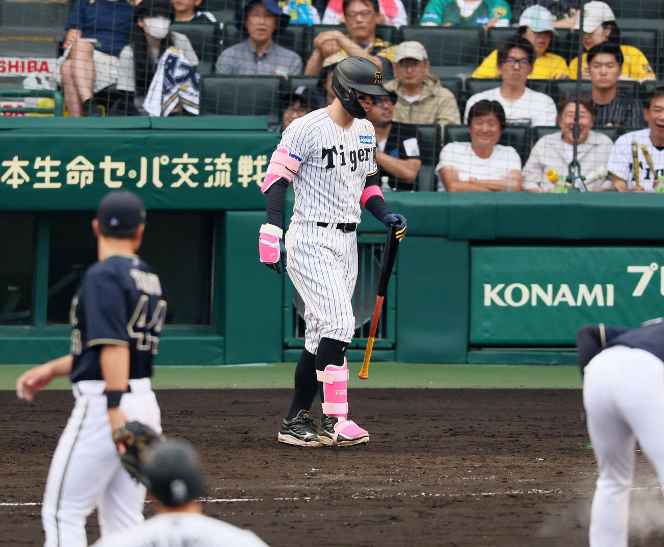 阪神対オリックス　8回裏阪神1死満塁、打席へ向かう佐藤輝（撮影・加藤哉）