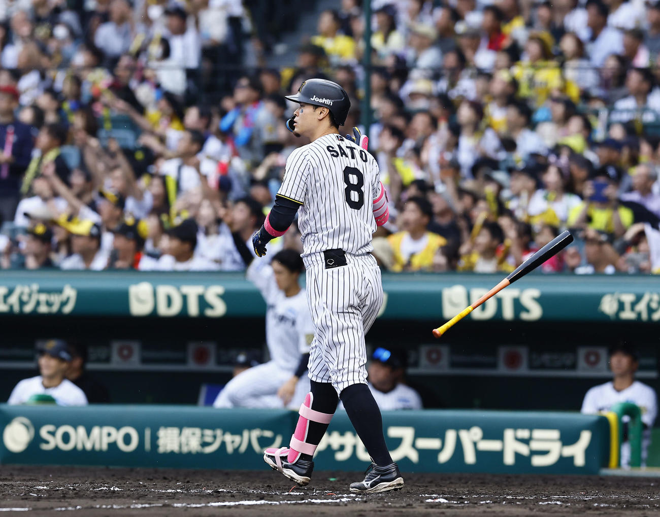 阪神対オリックス　8回裏阪神1死満塁、佐藤輝は右越えに満塁本塁打を放つ（撮影・藤尾明華）