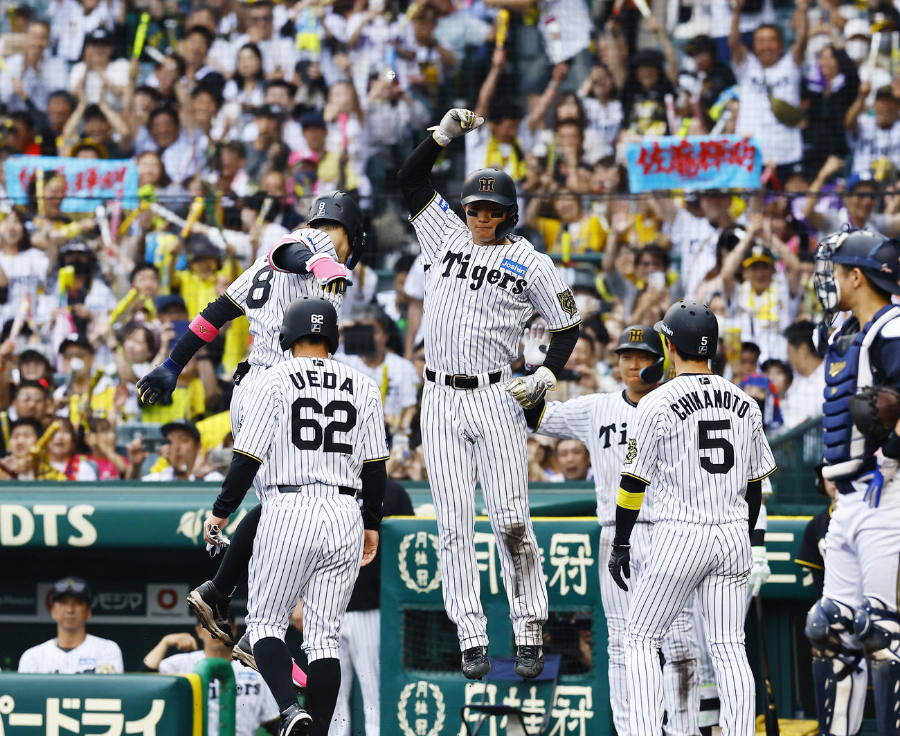 阪神対オリックス　8回裏阪神1死満塁、満塁本塁打を放った佐藤輝を出迎える森下（中央）（撮影・藤尾明華）