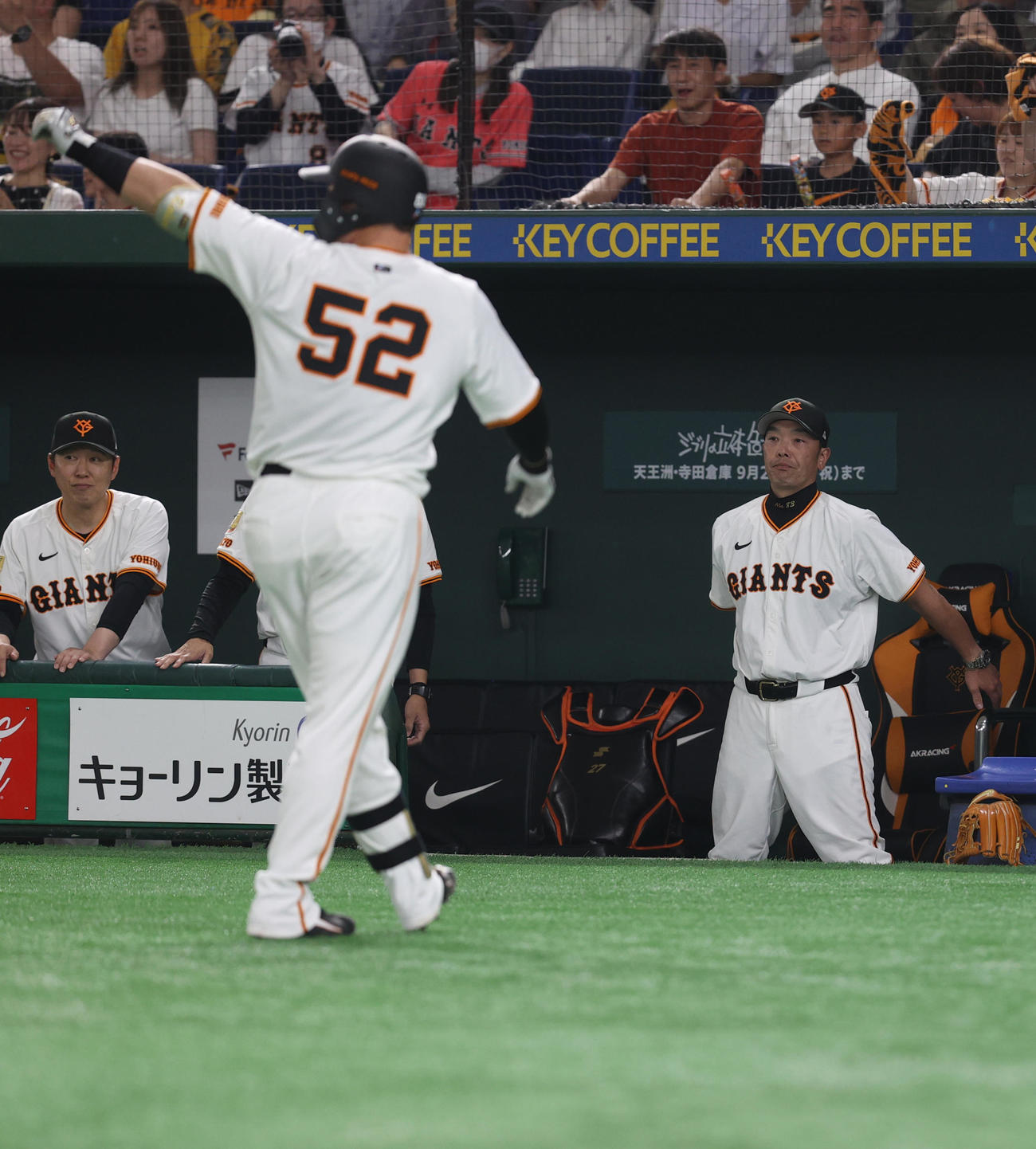 巨人対楽天　4裏巨人2死一、二塁、得点した場面を見詰める巨人阿部監督（撮影・水谷安孝）